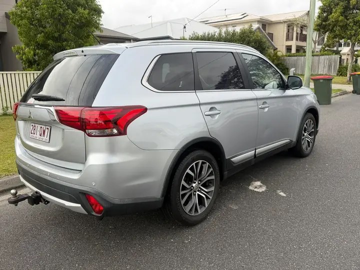 Rear three-quarter view of the silver 2016 Mitsubishi Outlander