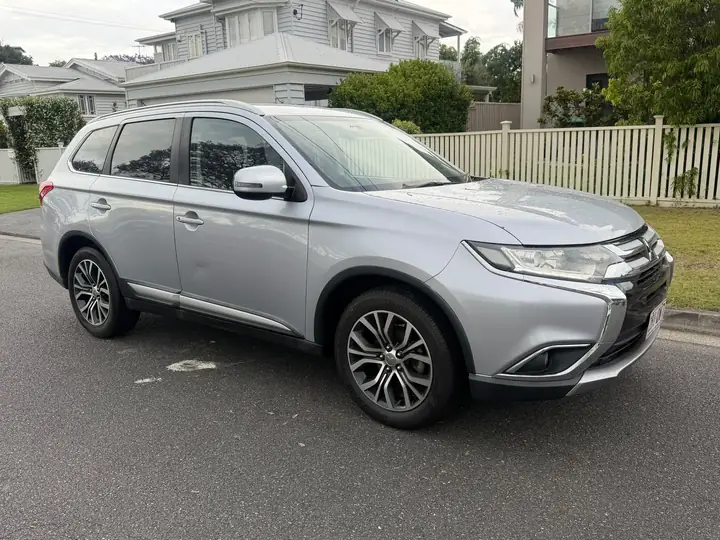 Front three-quarter view of the silver 2016 Mitsubishi Outlander