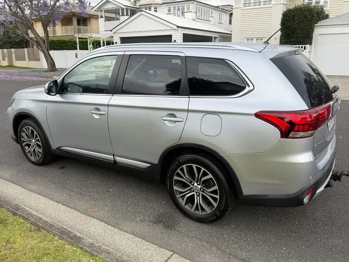Rear three-quarter view of the silver 2016 Mitsubishi Outlander
