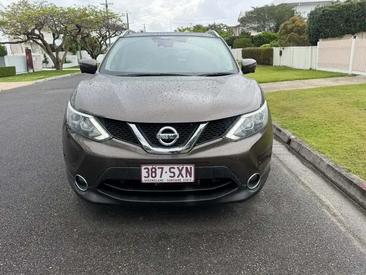 Front of the bronze 2015 Nissan Qashqai