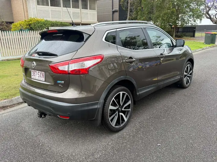 Rear three-quarter view of the bronze 2015 Nissan Qashqai