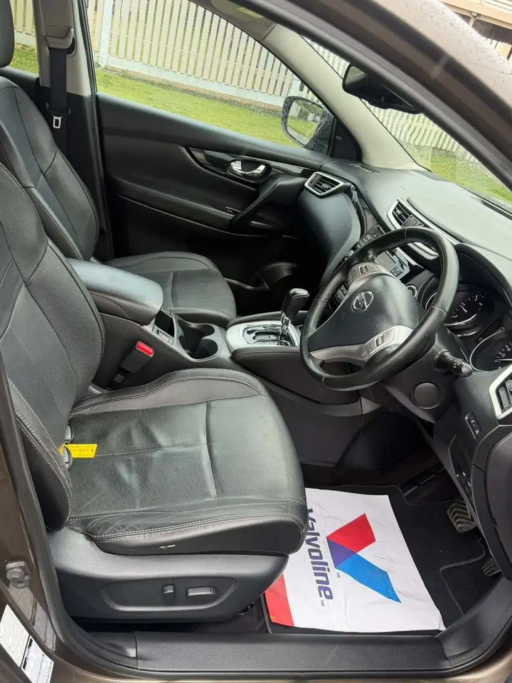 Interior of the bronze 2015 Nissan Qashqai