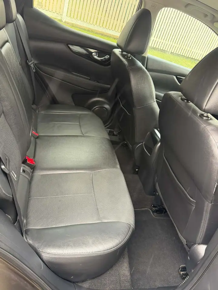 Second-row seats of the bronze 2015 Nissan Qashqai