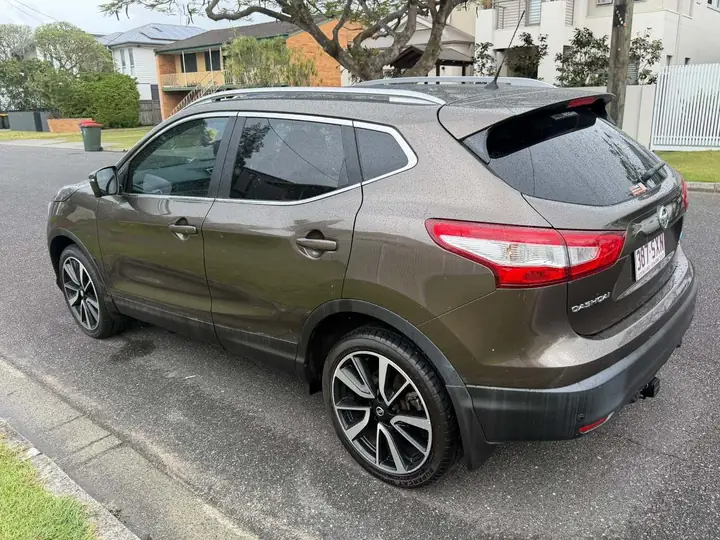 Rear three-quarter view of the bronze 2015 Nissan Qashqai