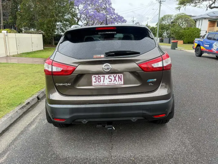 Rear of the bronze 2015 Nissan Qashqai