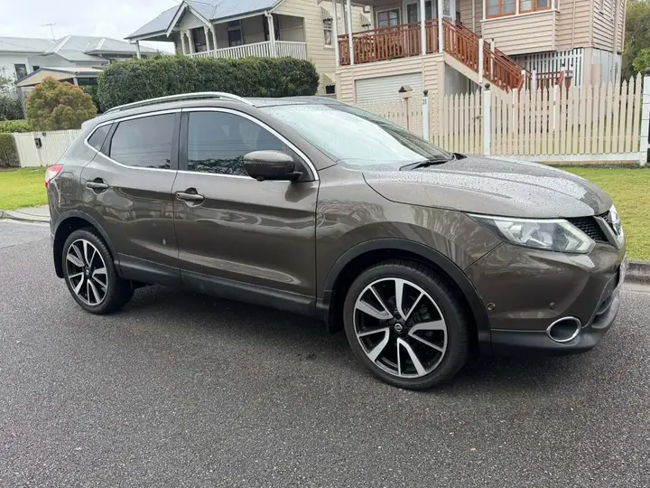 Left side of the bronze 2015 Nissan Qashqai