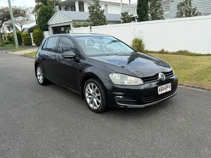 Front three-quarter view of the black 2014 Volkswagen Golf