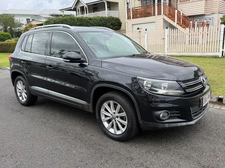 Front three-quarter view of the black 2013 Volkswagen Tiguan